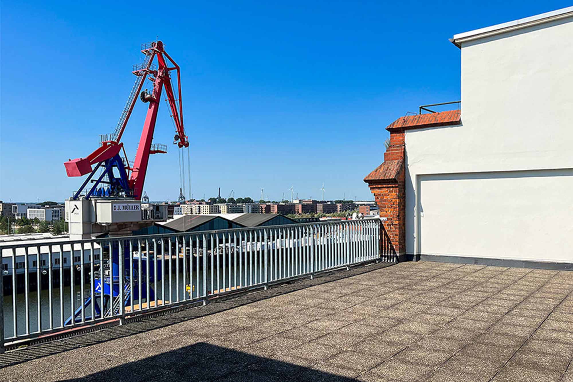 Dachterrasse des HAG Quartiers über den Dächern Bremens im Hafen der Überseestadt an einem sonnigen Tag