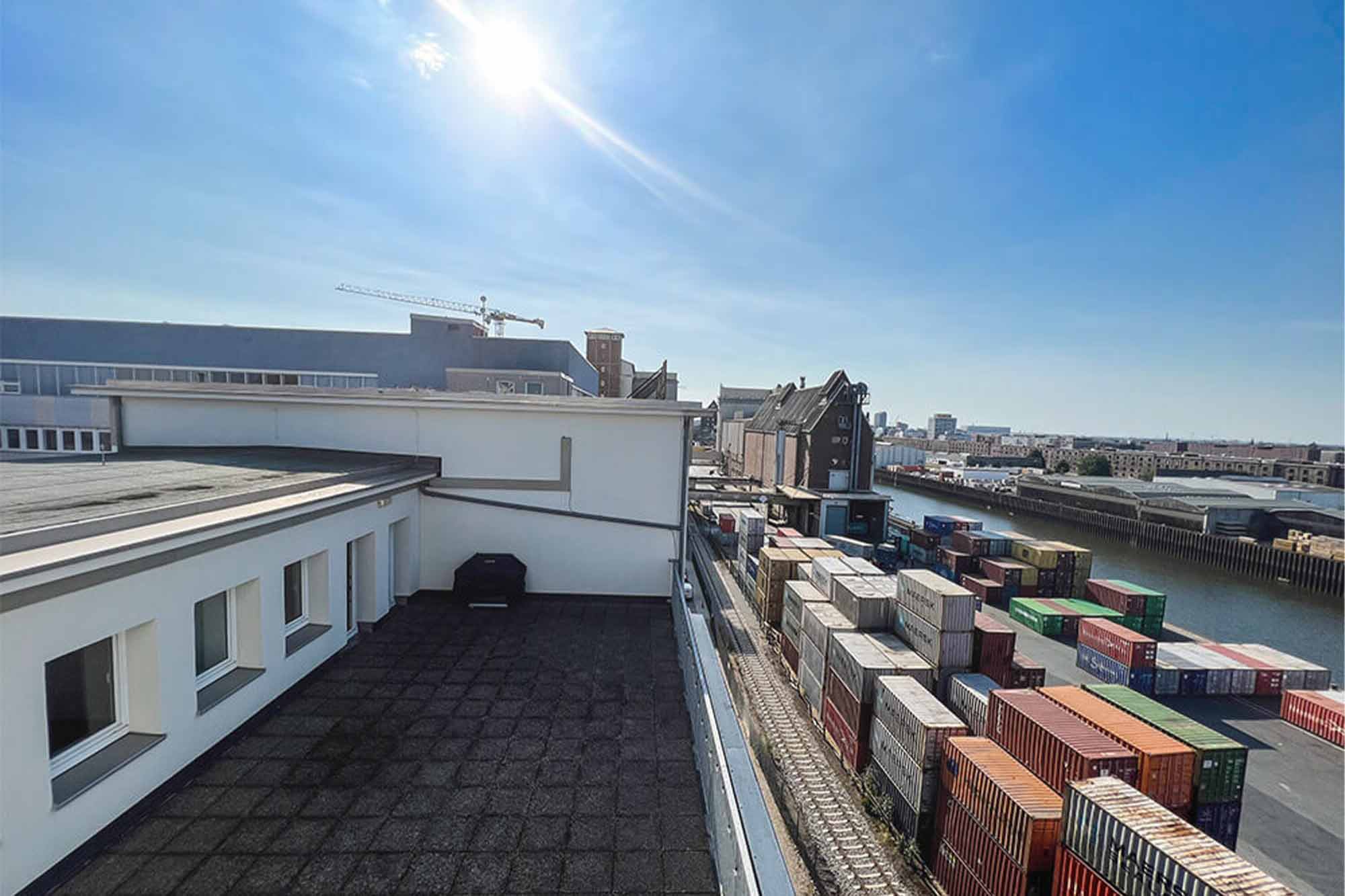 Dachterrasse des HAG Quartiers über den Dächern Bremens im Hafen der Überseestadt an einem sonnigen Tag