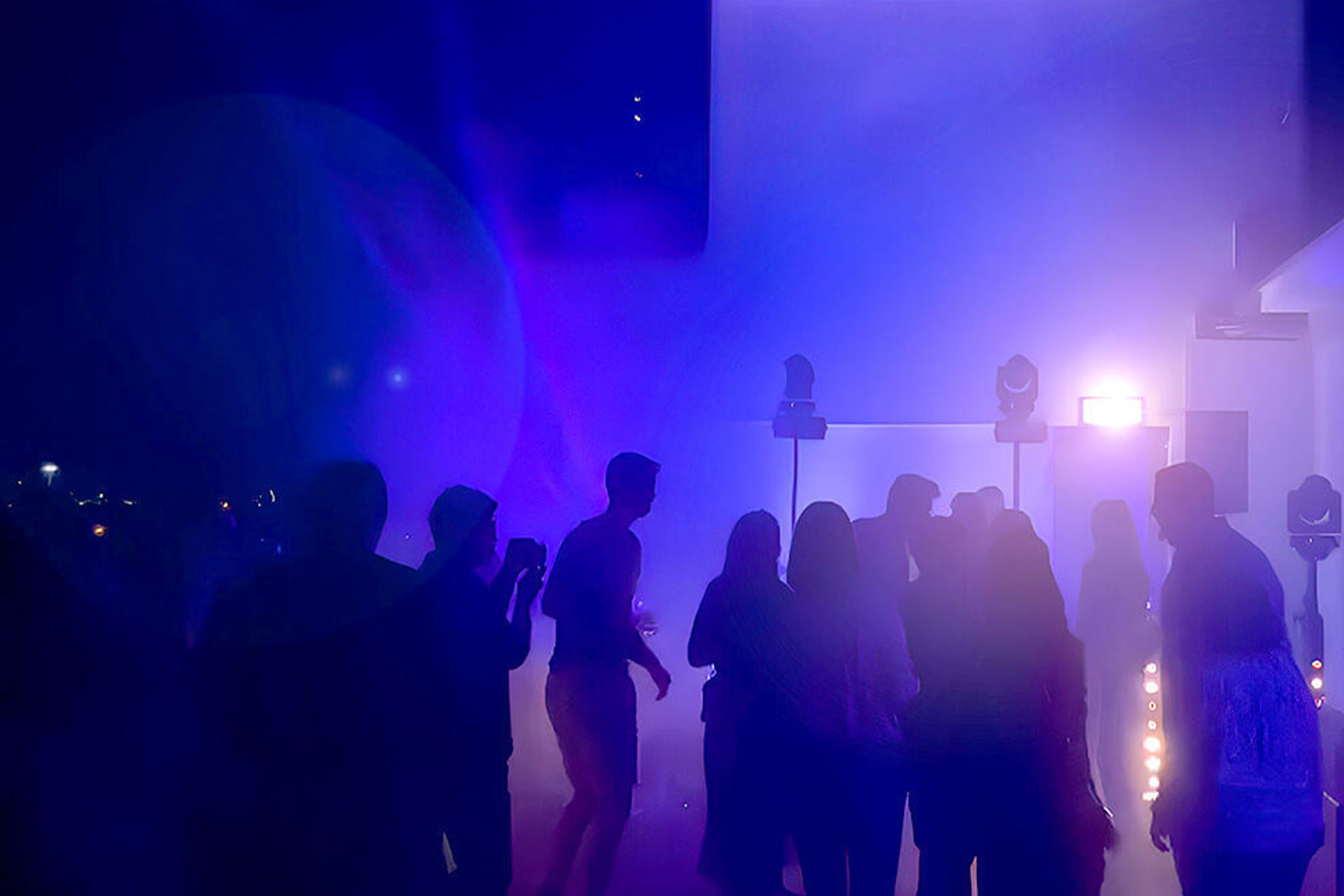 Junge Menschen feiern gemeinsam inmitten der KABA-Halle