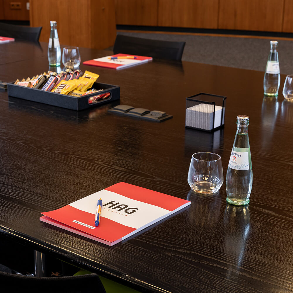 Eingedeckter Konferenztisch im Hörsaal des HAG Quartiers