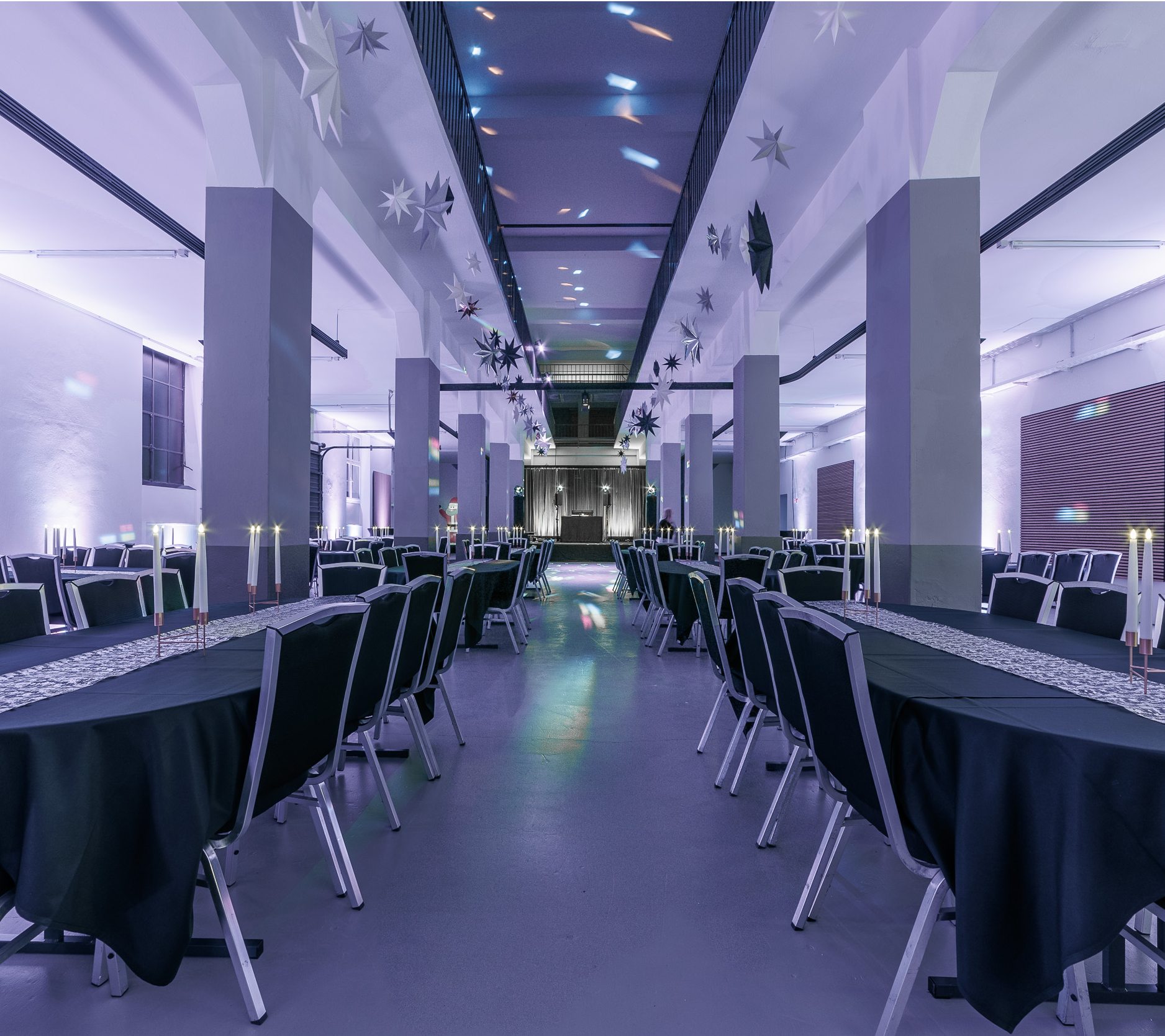 KABA-Eventhalle in weihnachtlicher Deko mit Blick auf Bühne