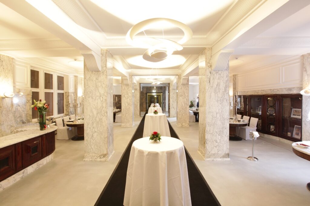 Marmorsaal dekoriert Blick Richtung Eingang