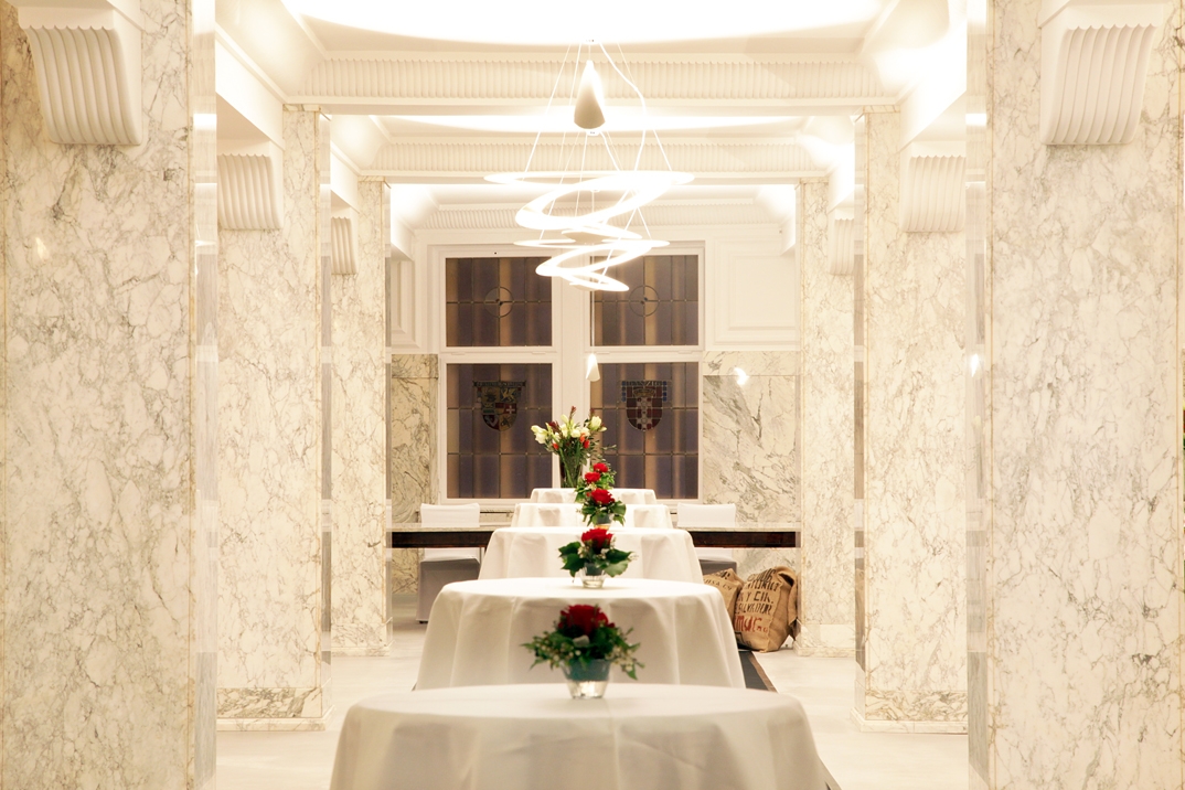 Marmorsaal Stehtische weiß Hochzeit