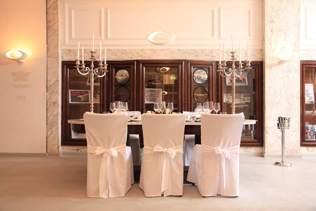 Marmorsaal Hochzeit Tisch mit Stühlen und Hussen